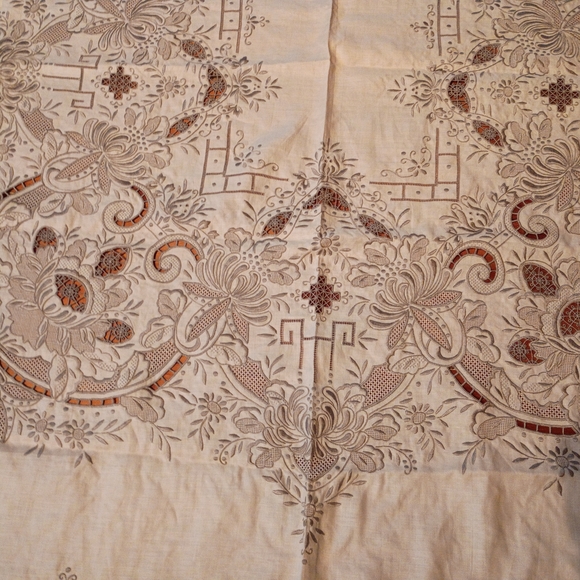 Embroidered Tablecloth W 12 Napkins - Picture 9 of 10